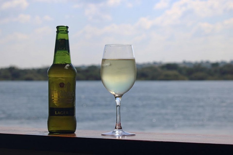 Bière vs vin : quel apéro choisir en été